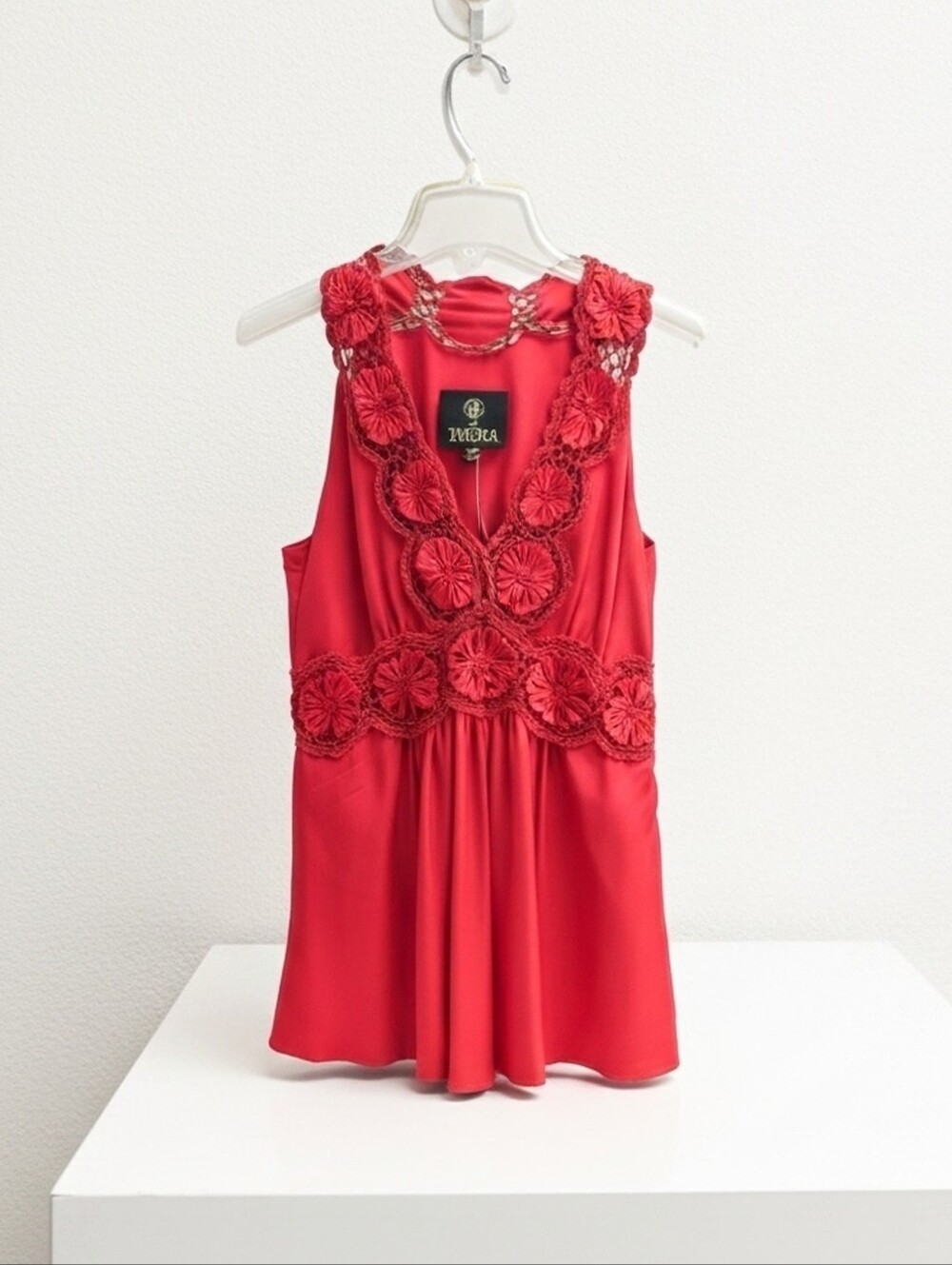 100% Silk di HERA Ruby Red Floral Crochet-Trim Sleeveless Top. Lux Womens Size 4